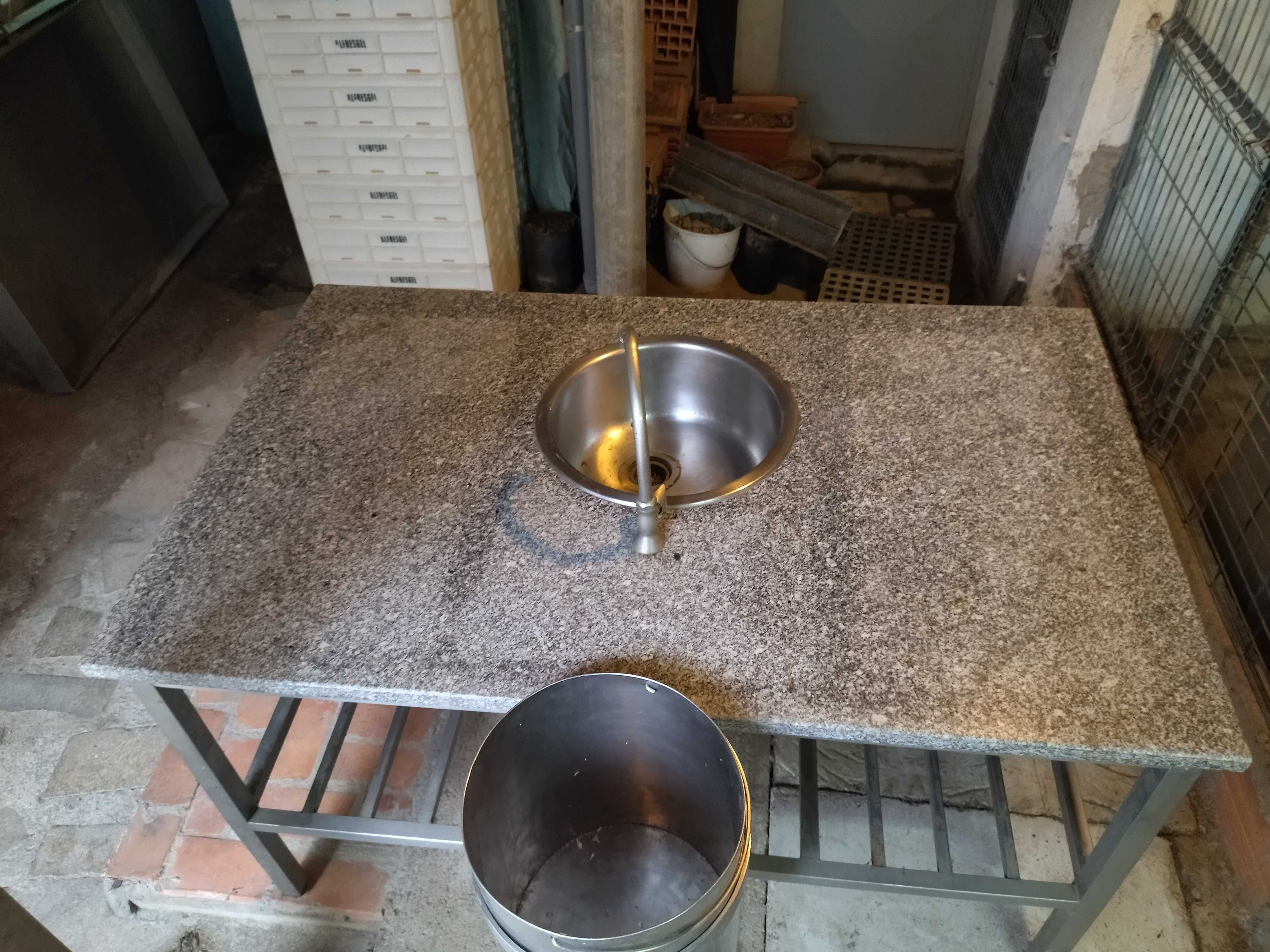 Banca em aço inox e tampo de GRANITO (com lavatório)
