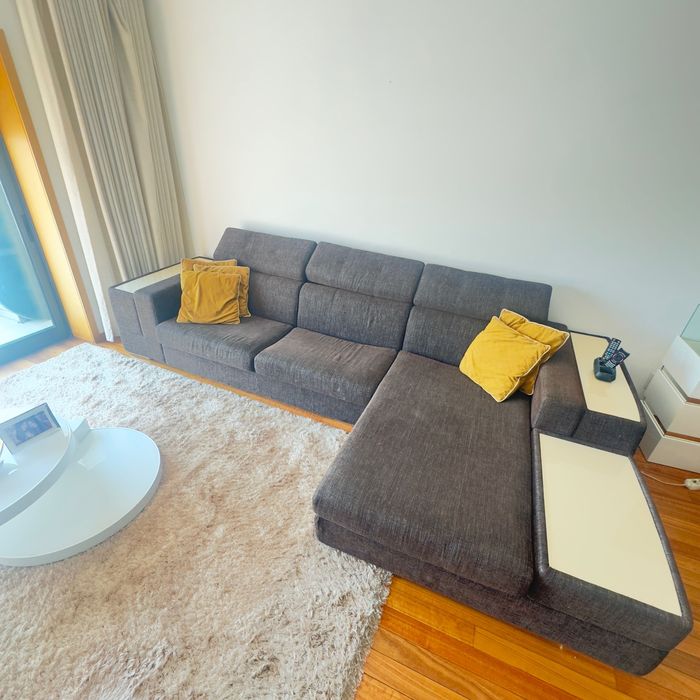 Vendo sofá chaise longue castanho com vidros bege  no apoio dos braços