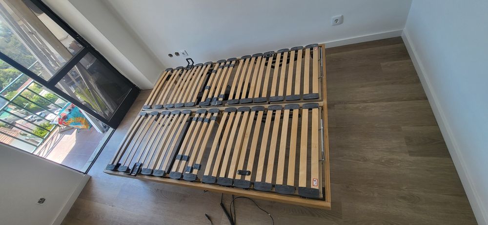 Cama com 2 estrados ortopédicos independentes