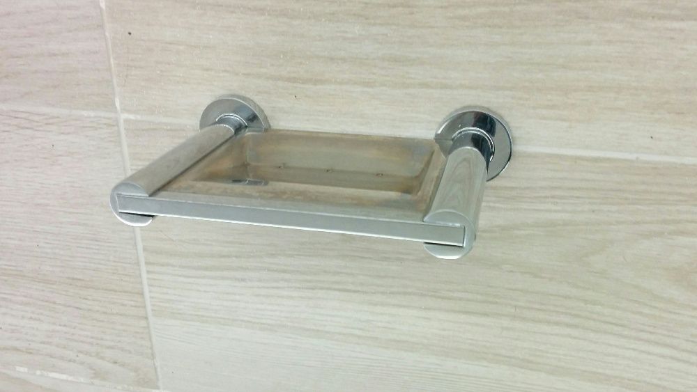 Acessórios p/ quarto de banho em metal cromado (€5 cada peça)