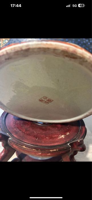 Caspon de porcelana com pianha de madeira