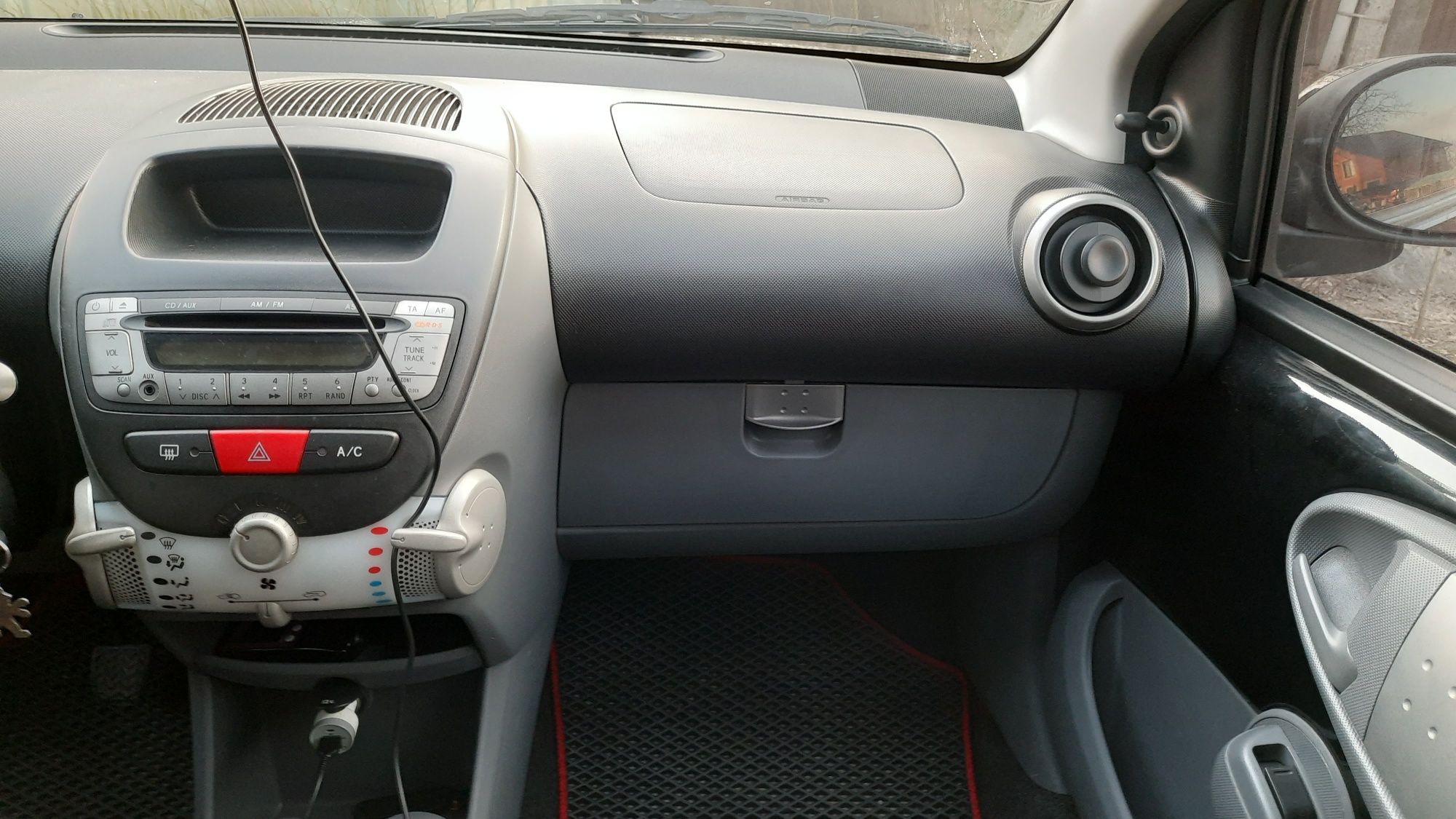 Кришка бардачка Toyota Aygo, Peugeot 107, Citroen C1  сіра або чорна