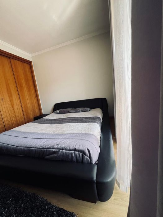 Cama 190/140 com mesinha cabeceira