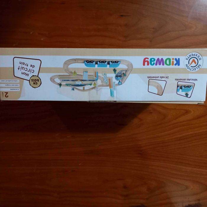 Circuito de comboio em madeira com aeroporto NOVO com 20% de desconto