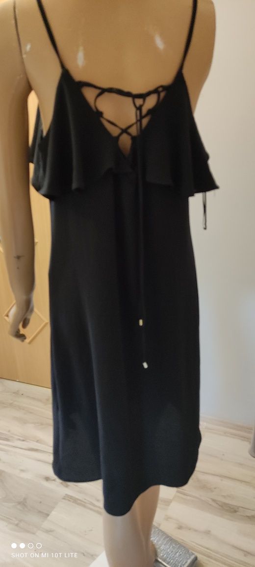 Czarna sukienka z falbanką przy dekolcie i sznurowaniem z tyłu