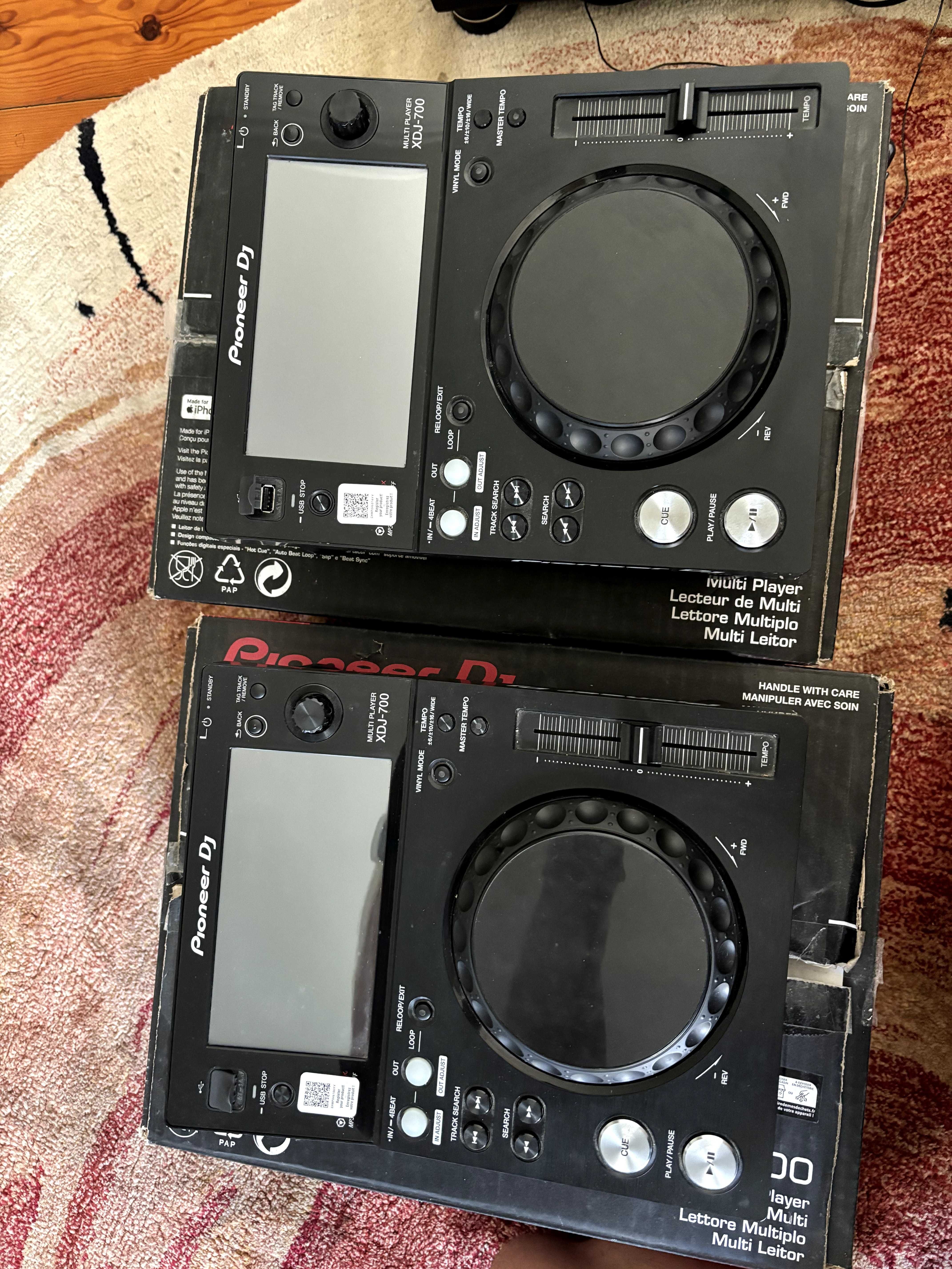 2 x Pioneer DJ XDJ 700