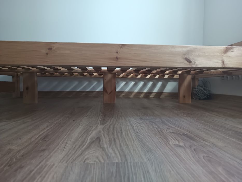 Łóżko drewniane ze stelażem