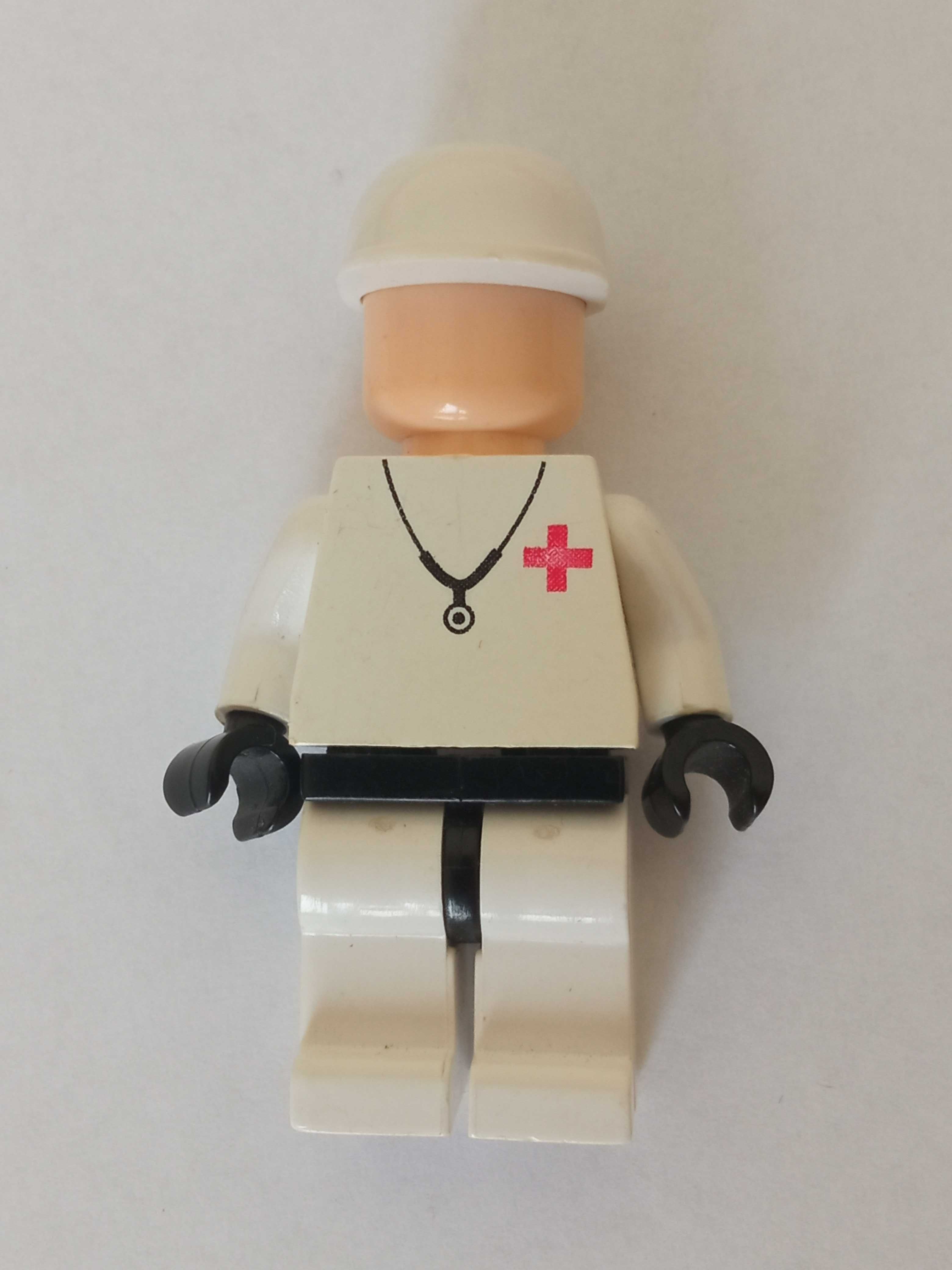 Figurka ludzik Cobi lekarz doktor z białą czapką