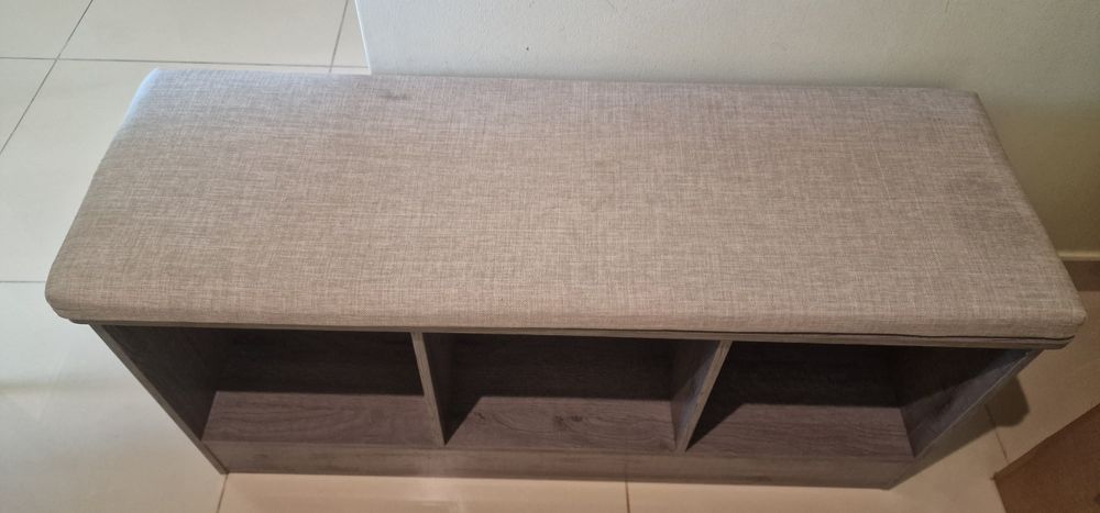 Banco em madeira com 3 divisórias