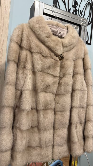 Світла норкова шуба