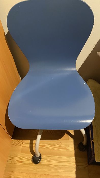 Secretaria, cadeira e armario de gavetas e prateleIras