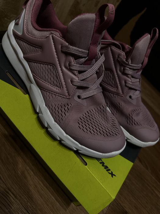 Кросівки 38 розмір нові