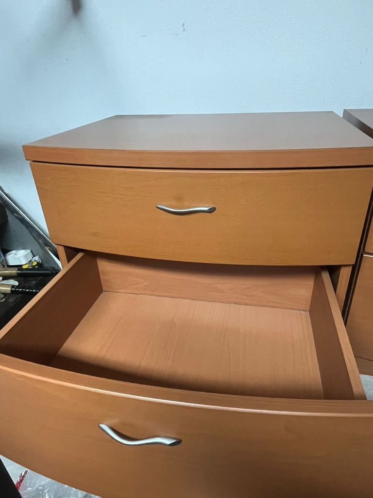 Cama de casal com 2 mesinhas de cabeçeira e comoda