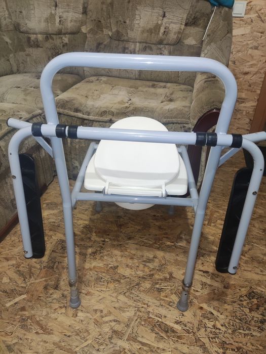 Продам крісло туалет і дорослі памперси
