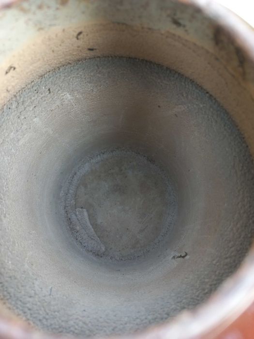 Stary, emaliowany czajnik wpuszczany w fajerkę