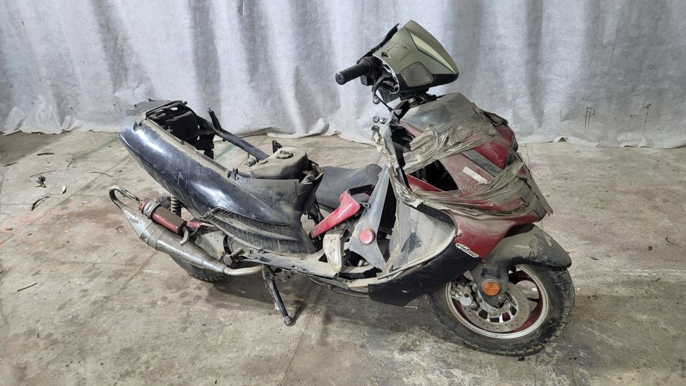 Вайпер Шторм, двигатель 50 кубов двухтактный аналог Ямаха Джог, колёса