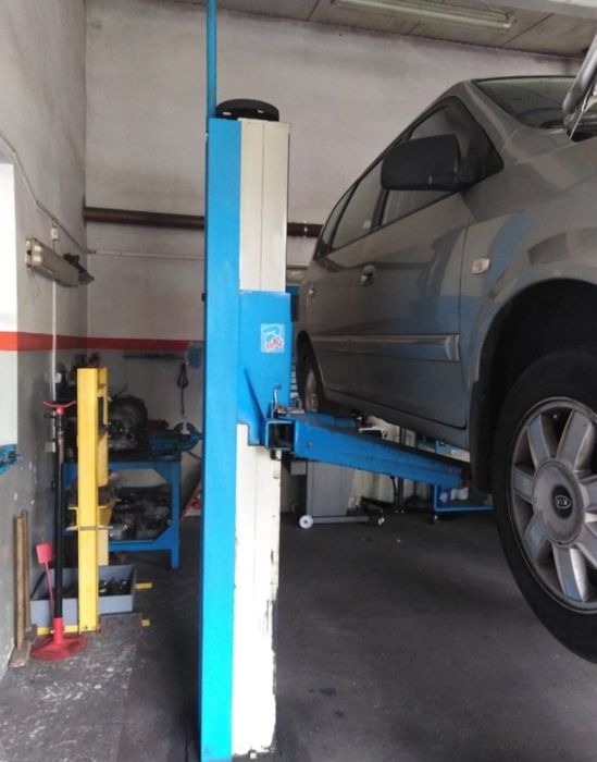 Podnosnik dwukolumnowy śrubowy