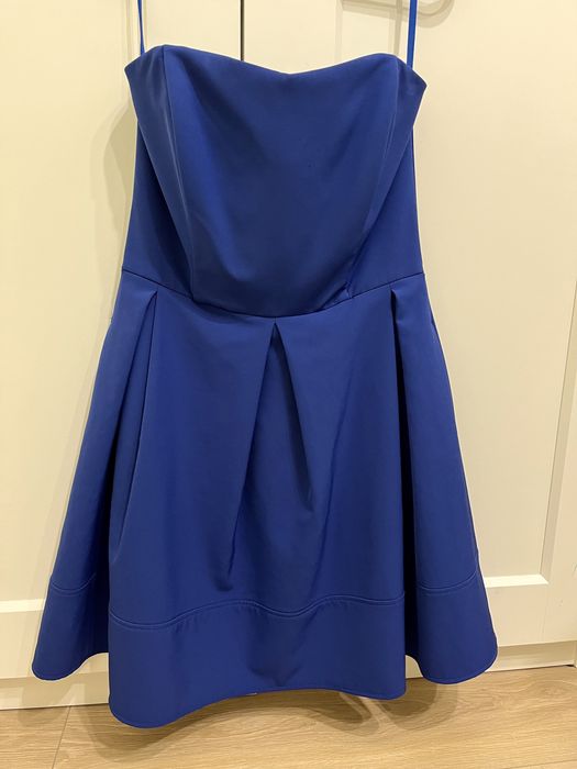 Elegancka niebieska sukienka, rozkloszowany fason