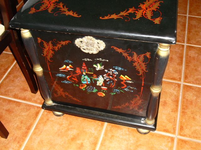 Baú Arca chinês com aplicações em latão