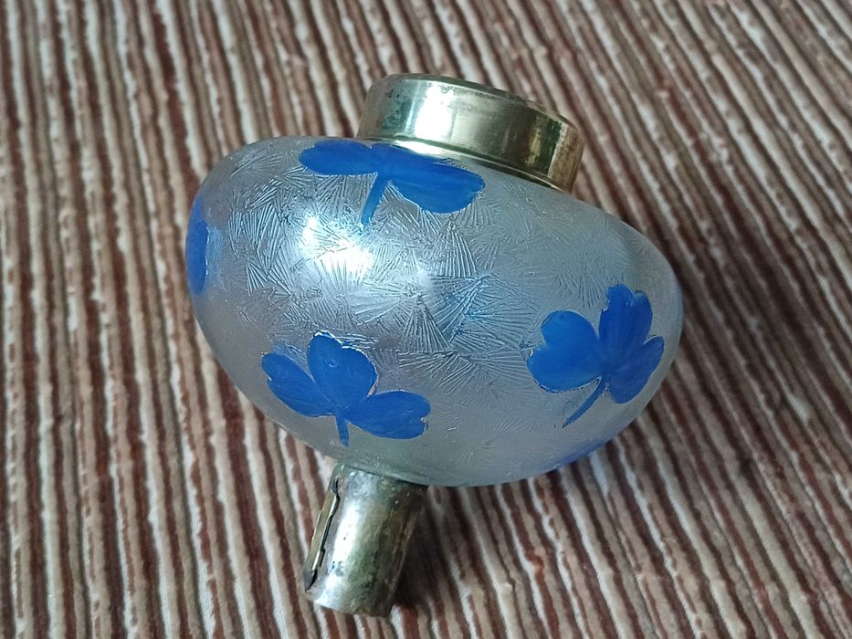 Szklany, mały zbiornik do lampy naftowej.
