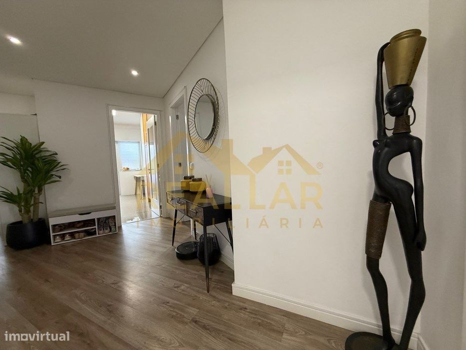 Apartamento T4 remodelado, junto à praia.