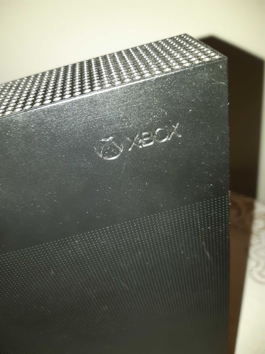Sprzedam Xboxa one s Project Skorpio stan bardzo dobry + pad + 2 gry