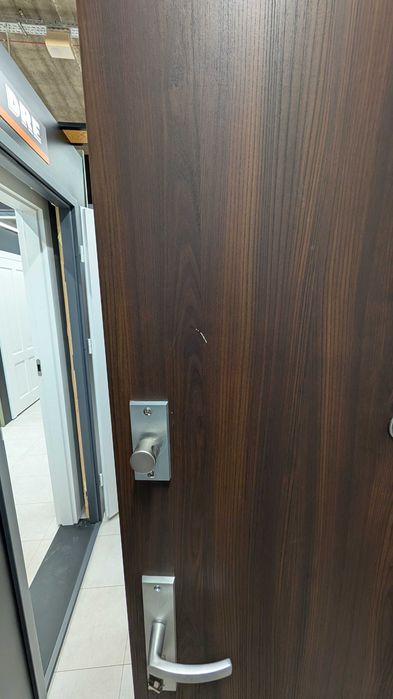 Drzwi Wejściowe do mieszkań C30 L80 otwierane na zew. jesion kawowy