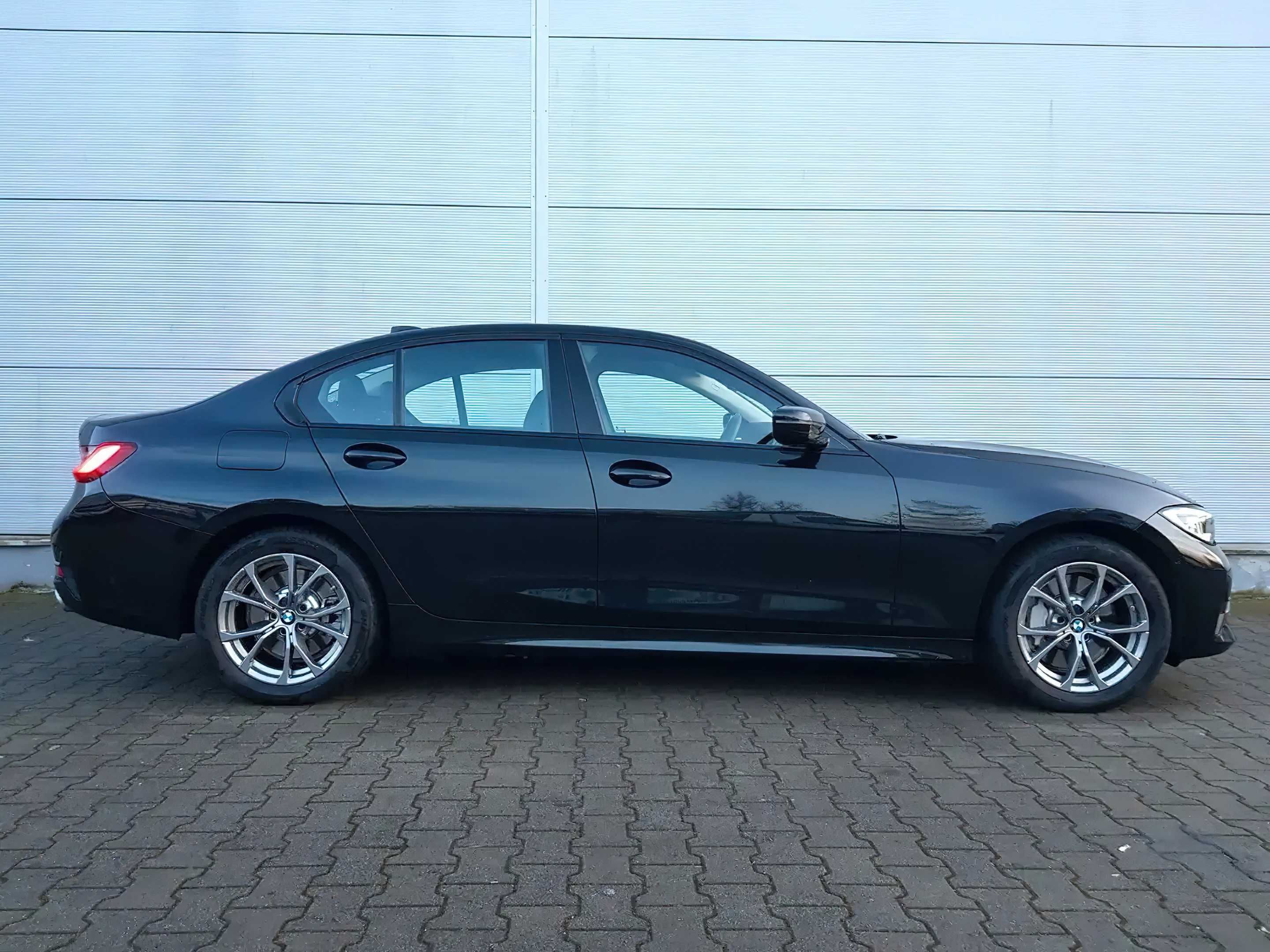 BMW     330E 2020