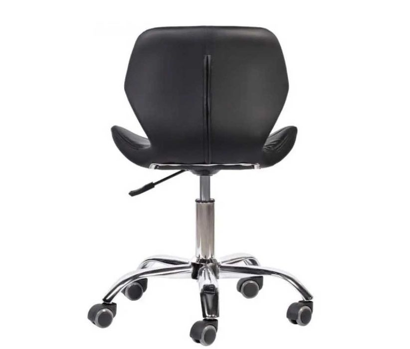 Черный офисный стул на колесиках / Черное кресло компьютерное