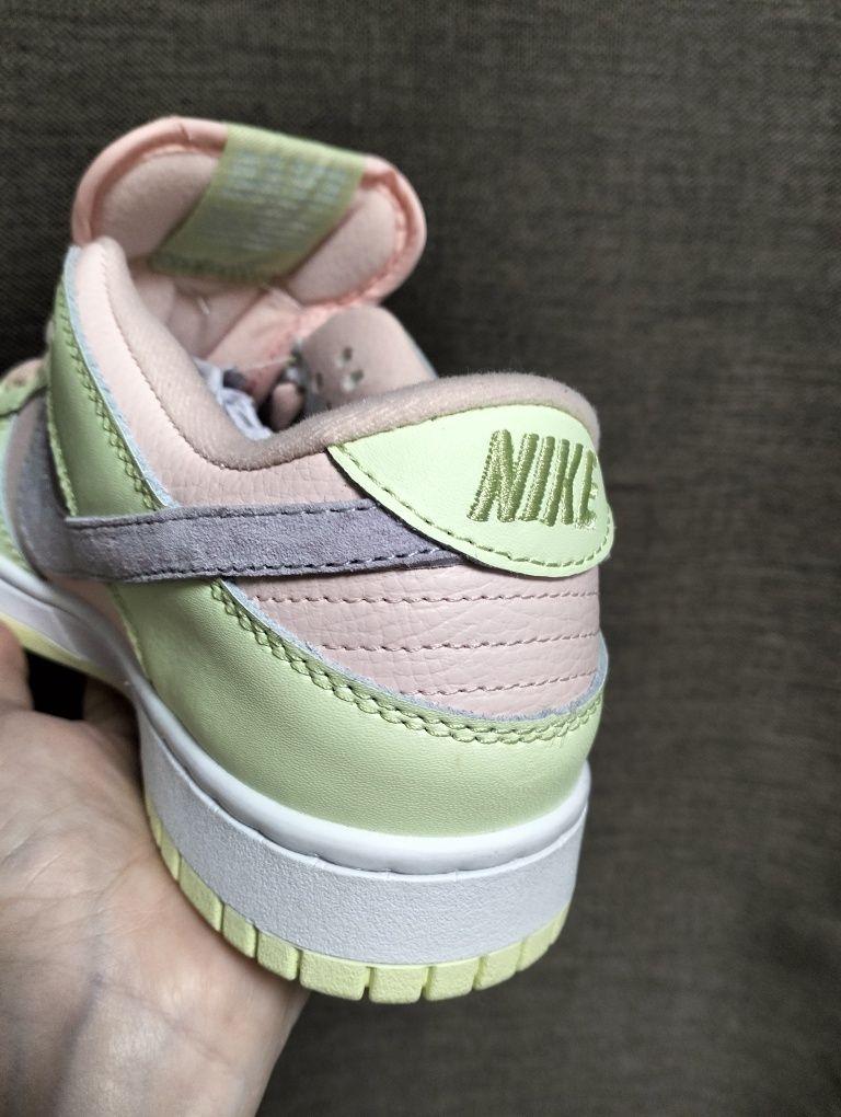 Жіночі кросівки nike sb dunk low lime peach.