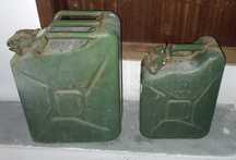 Jerricans, lote de 2 de 20 e 10 litros, antigos