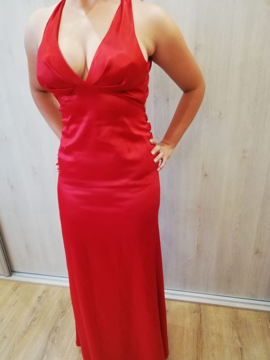 Długa czerwona  sukienka