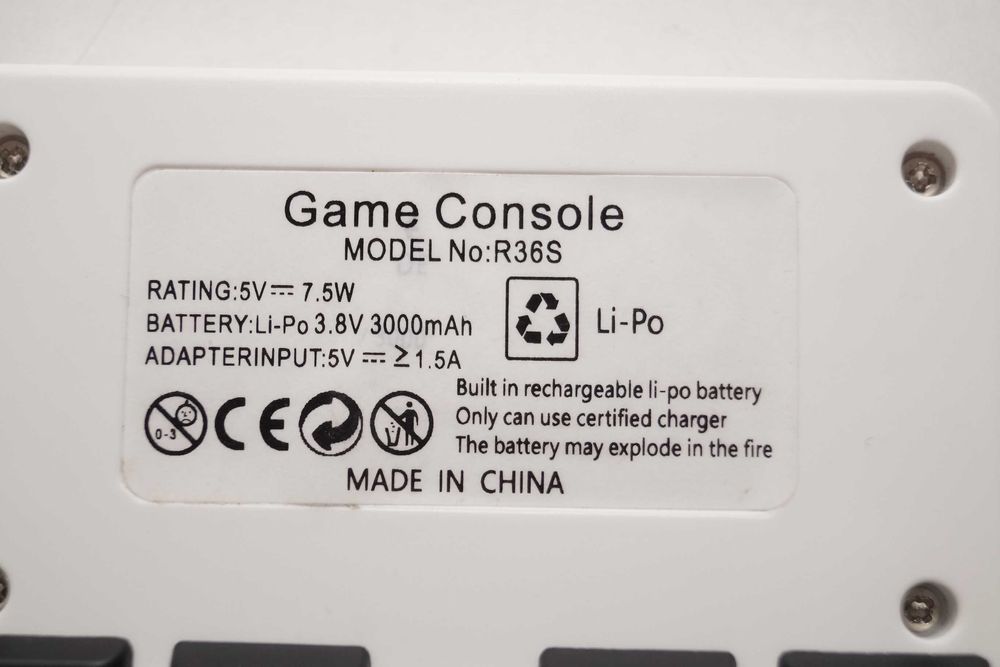 1565 Game console Konsola retro do gier R36S biała