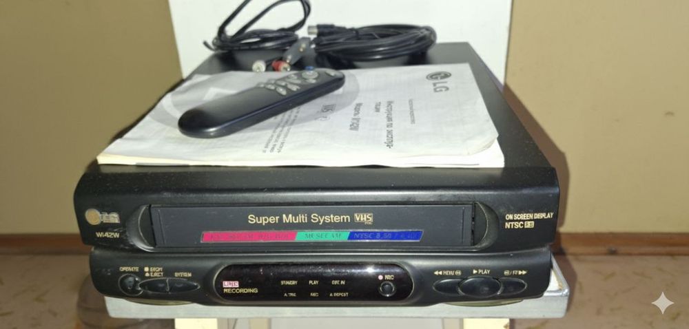 VHS видеоплеер LG W142W
