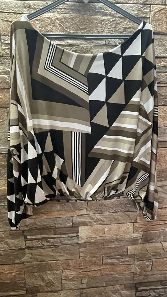 Blusa com padrão e elástico no fundo