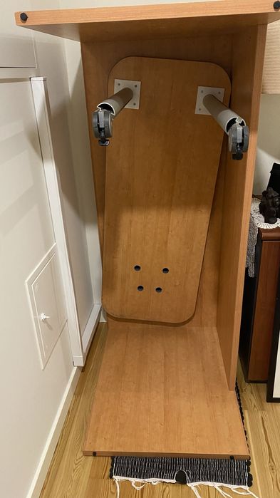 Secretaria, cadeira e armario de gavetas e prateleIras