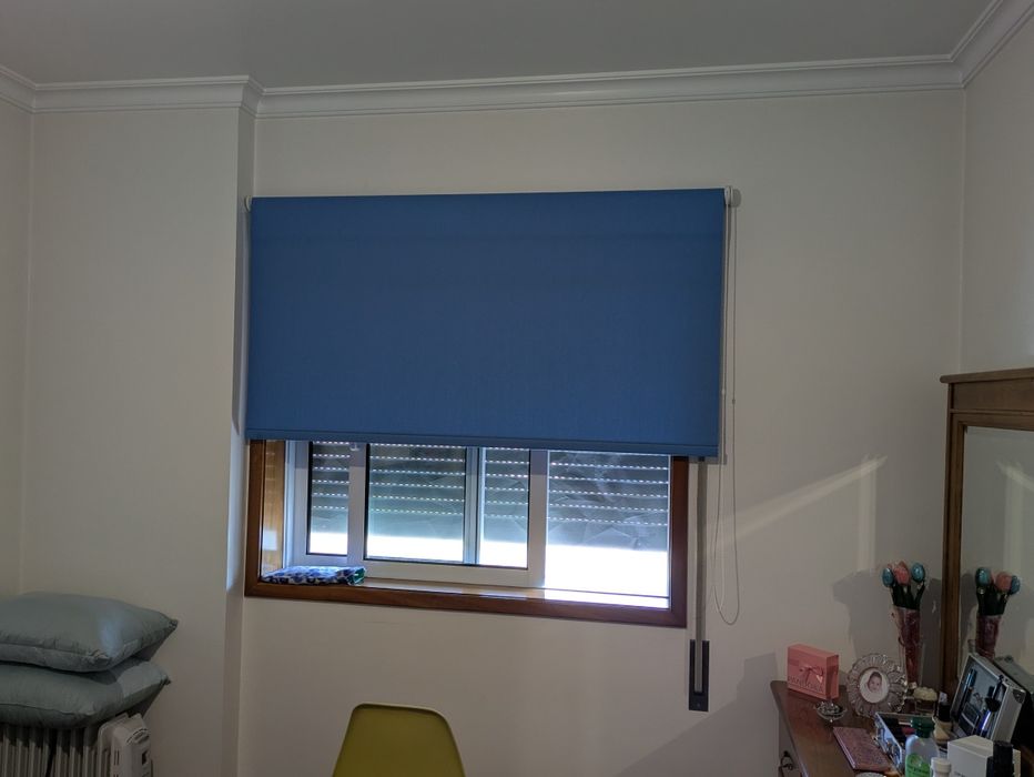Estore azul e duas molduras