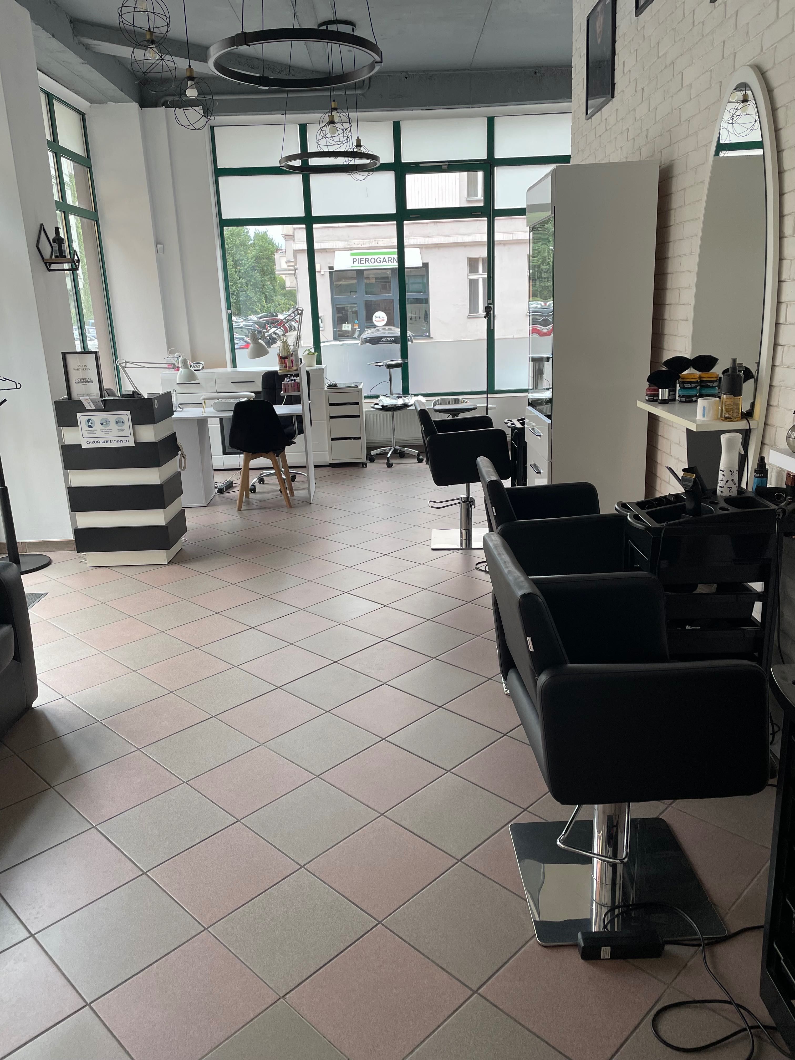 Odstąpię salon fryzjersko-kosmetyczny 52 m² – atrakcyjna cena