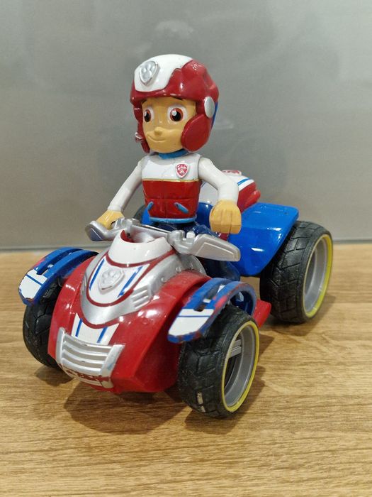 Psi Patrol Rydera na jego quadzie ratunkowym.