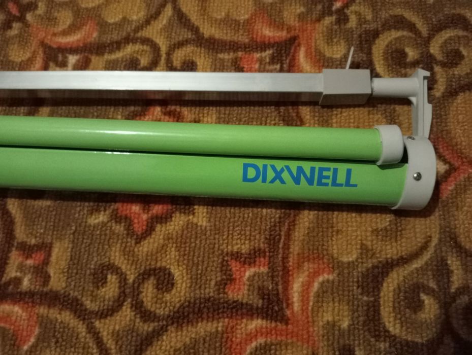 Продам портативний екран із штативом.