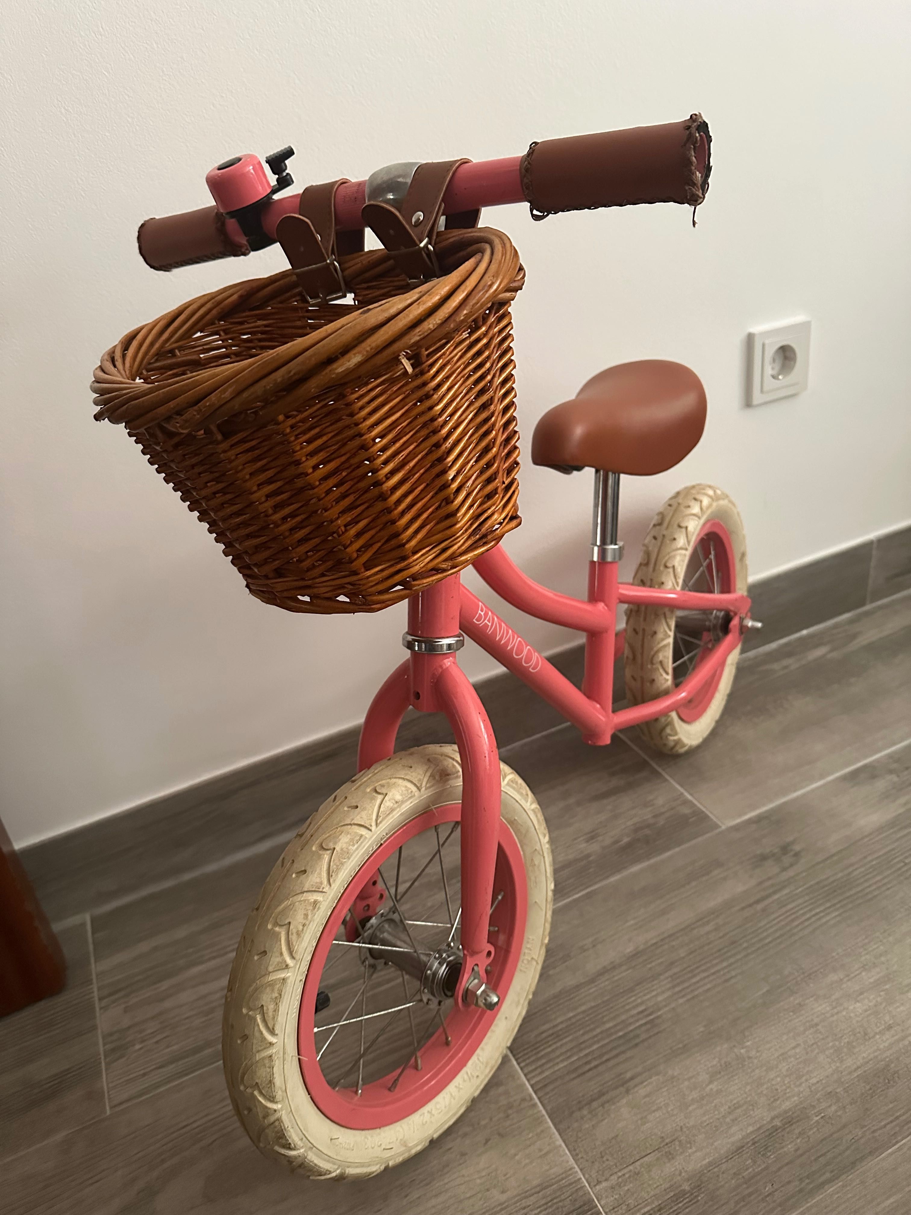Vendo bicicleta de equilíbrio e capacete da Banwood