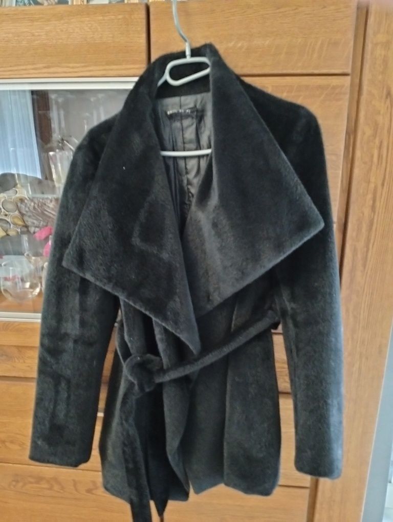 Przepiękny czarny płaszcz rozmiar M-XL