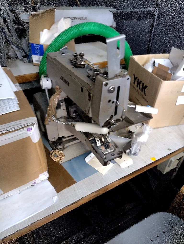 Máquina pregar botão