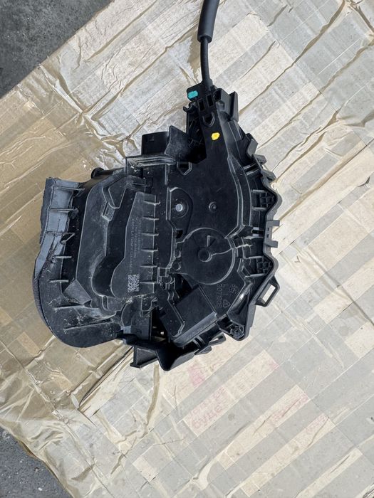 Продам оригинальный замок в дверь для Тесла 2024 Highland