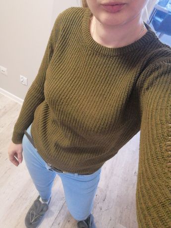 Swetr khaki damski z okrągłym dekoldem