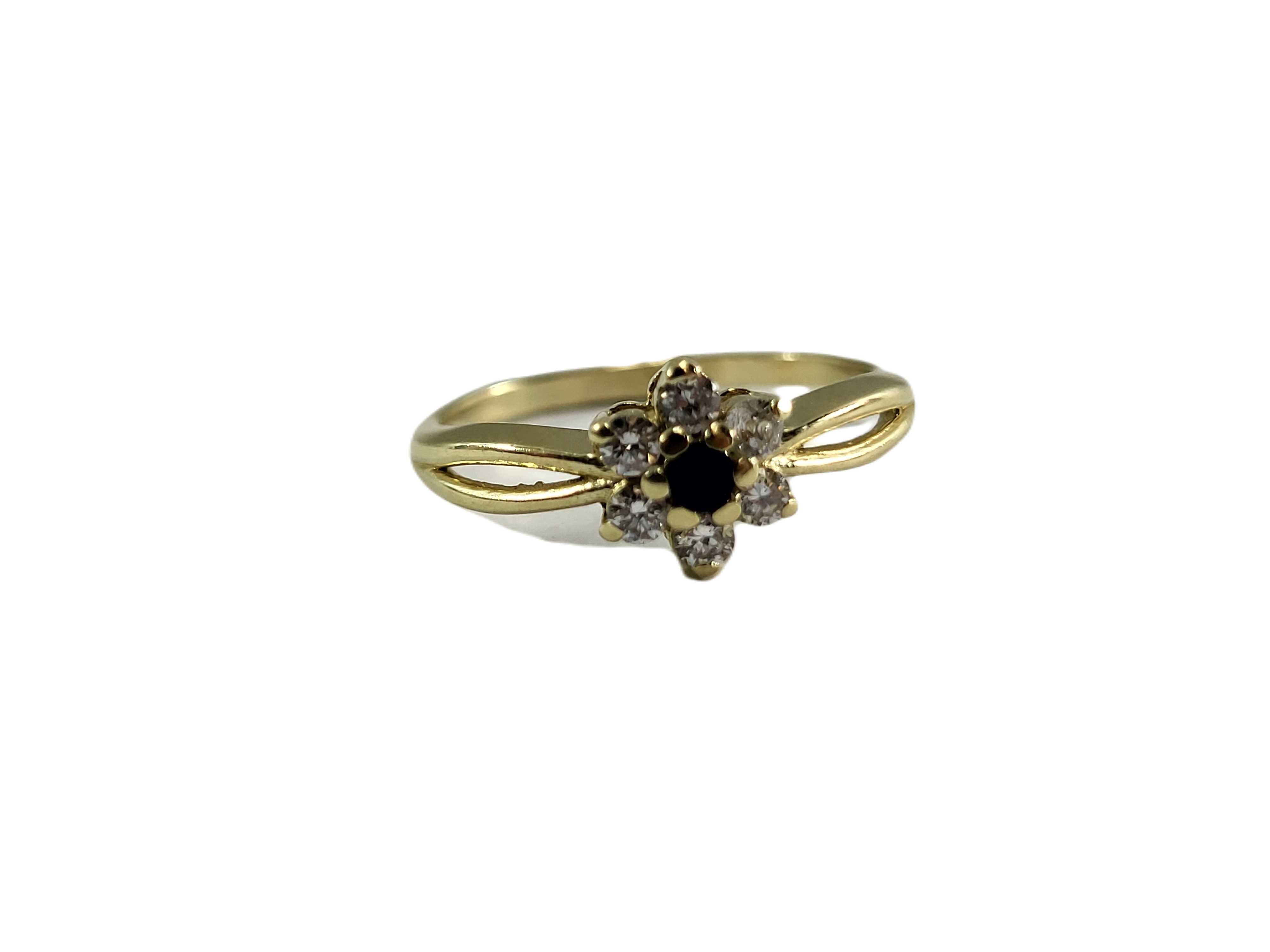 Złoty pierścionek z cyrkoniami i ciemnym oczkiem kwiatek P:585 R:11