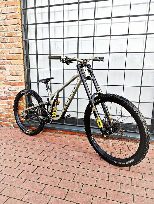 Commencal Supreme DH V5 nie trek mondraker santacruz v10 pivot canyon