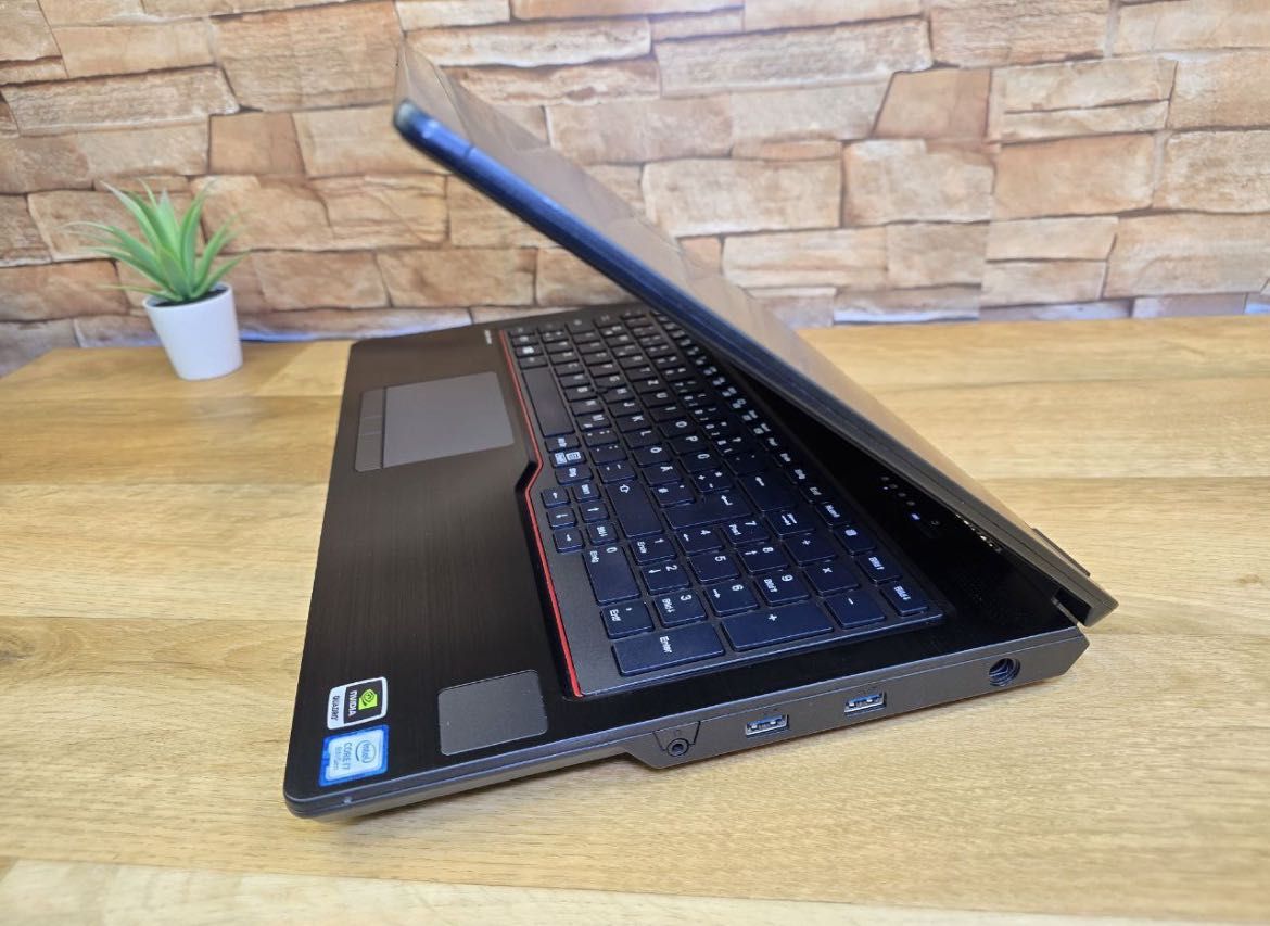 Laptop do gier Fujitsu H780