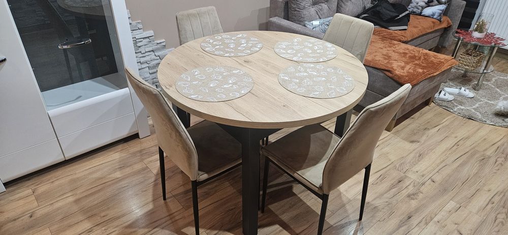 Stół plus krzesła
