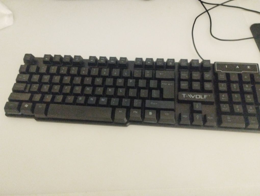 Teclado novinho em folha, usado poucas vezes.